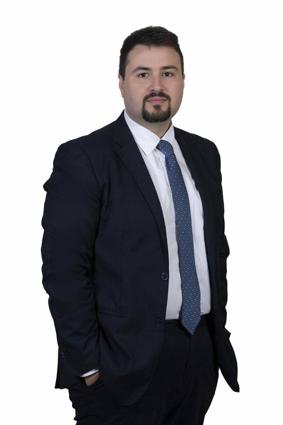 Ritratto professionale dell'Avv. Federico Palumbo, avvocato a Roma specializzato in diritto civile, del lavoro e amministrativo.