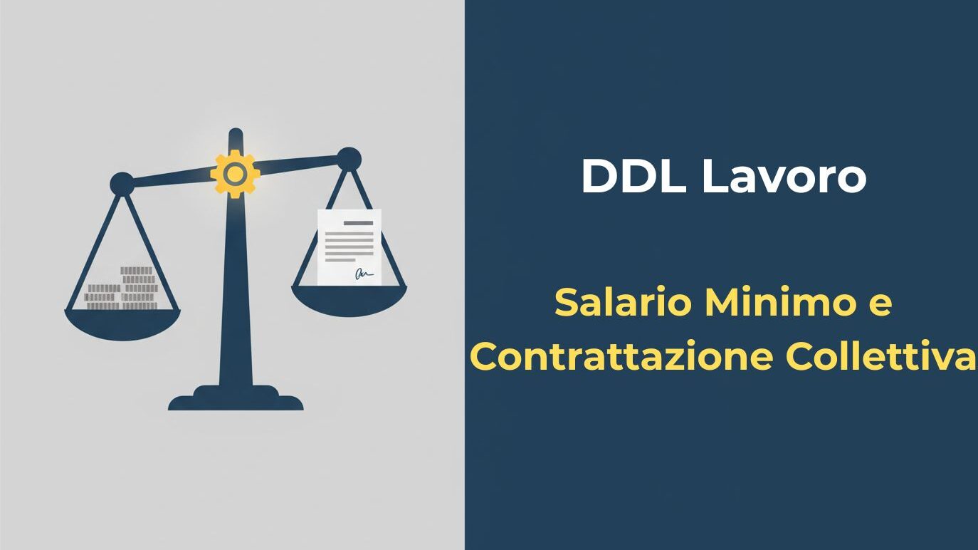 Bilancia della giustizia in equilibrio tra monete e contratti, simbolo della nuova legge su retribuzione giusta e contrattazione collettiva.