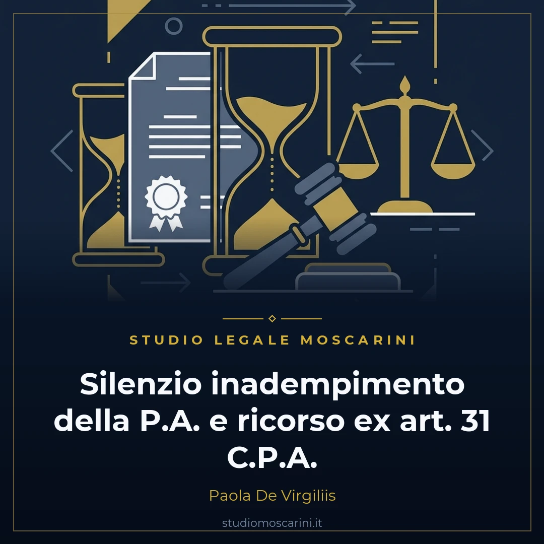 Grafica vettoriale rappresentante il silenzio inadempimento della P.A. ed il ricorso ex art 31 C.P.A. con clessidra, timbro di sospensione, bilancia e Palazzo di Giustizia.
